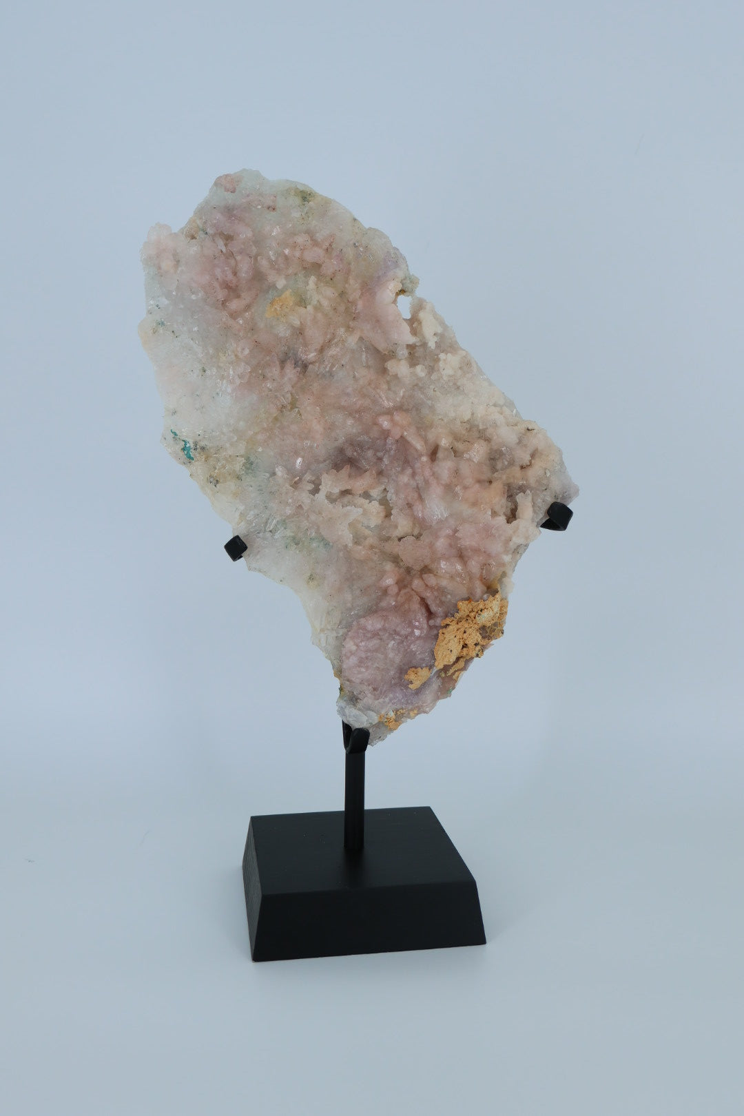 Roze stilbiet op kwarts – met metalen standaard