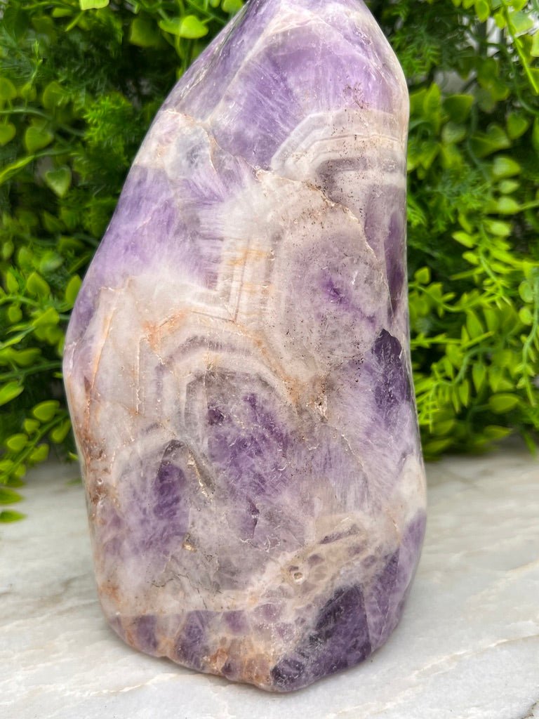 Dog Teeth Amethist sculptuur by KEY LIME STORE
