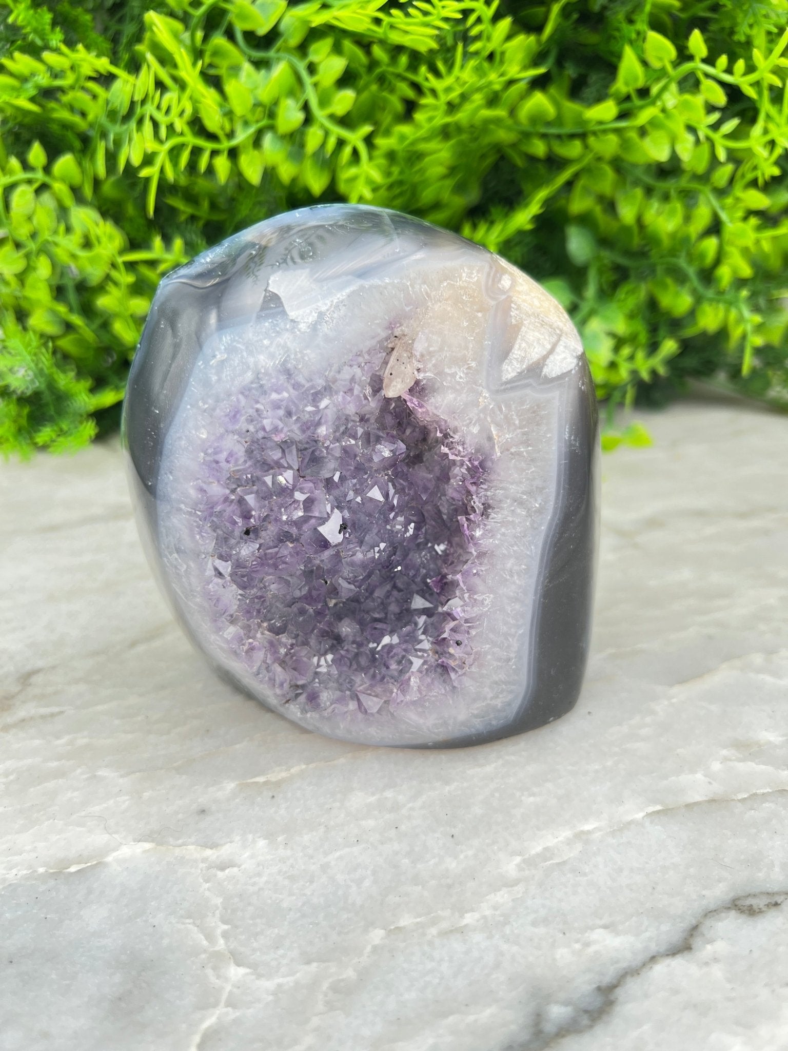Amethyst mit Achat-Geode, geschliffener Sockel (678 Gramm) von KEY LIME STORE