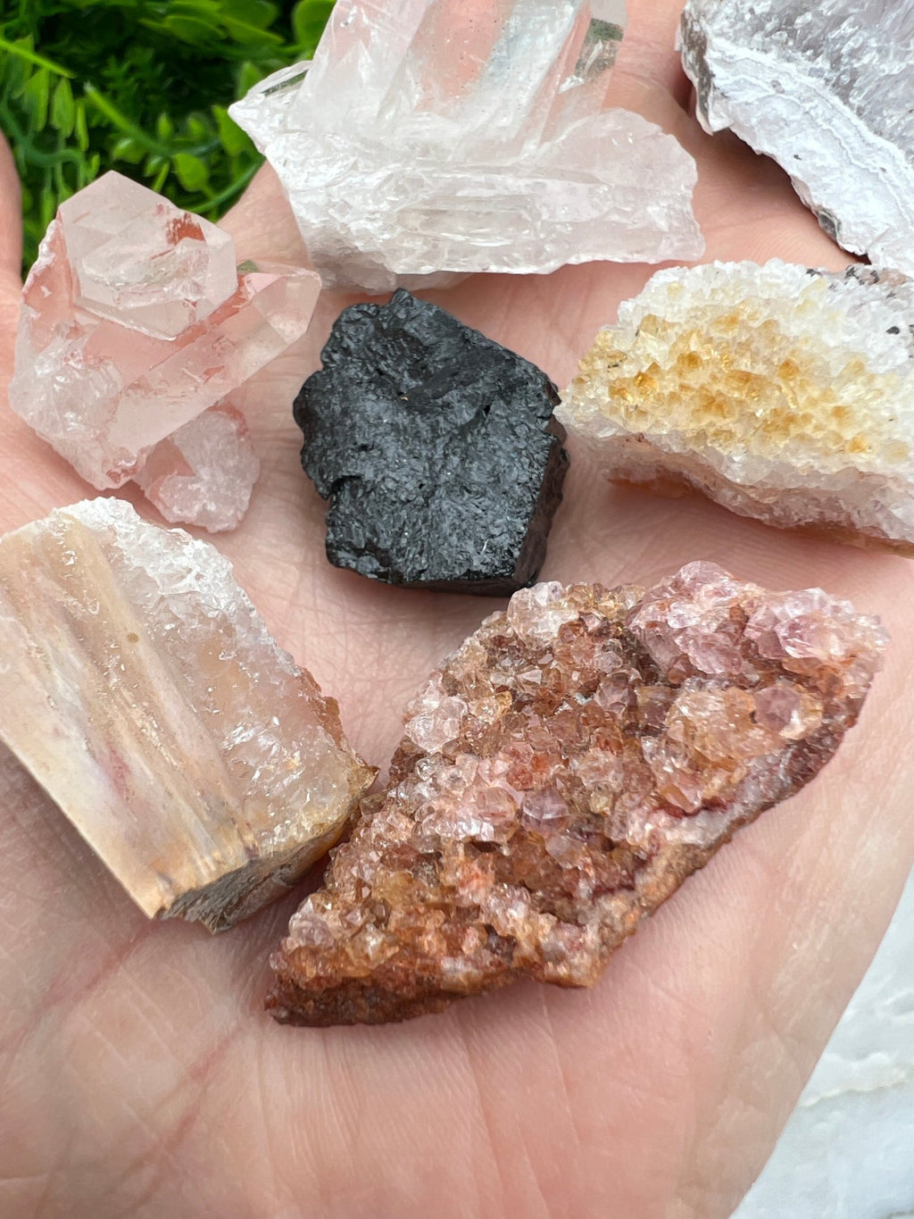 Set aus Rohsteinen (Amethyst, schwarzer Turmalin, Sagenit-Achat, rosa Amethyst, Hämatitquarz, Citrin von KEY LIME STORE