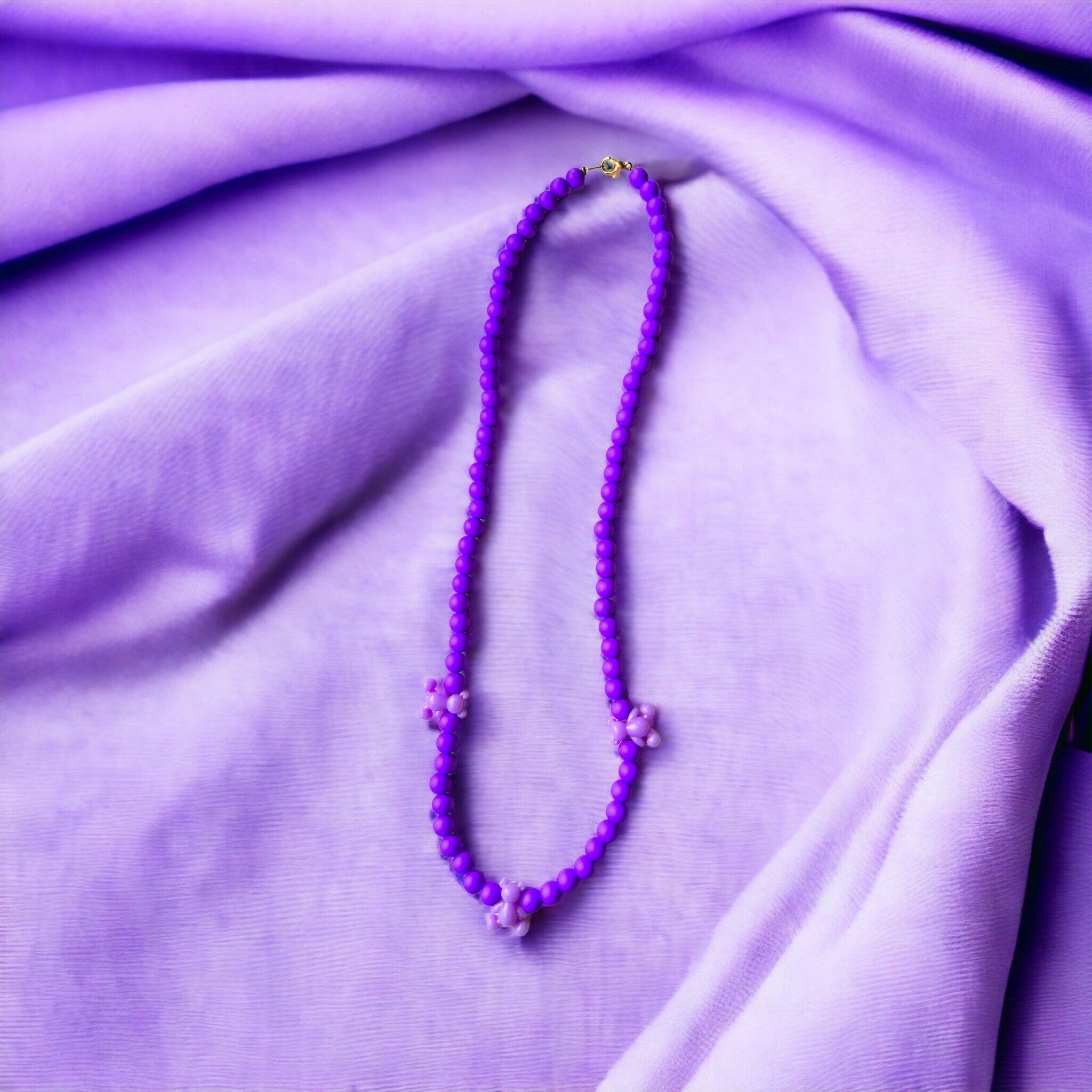 Halskette mit lila Bär