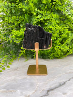 Zwarte Toermalijn op gouden standaard by KEY LIME STORE