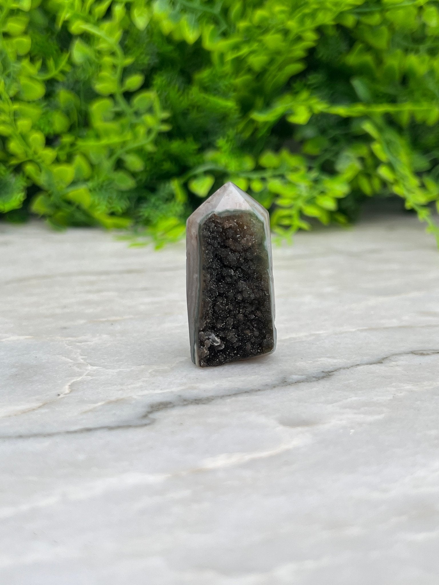 Amethyst-Cluster mit Turmform und geschliffenem Sockel von KEY LIME STORE