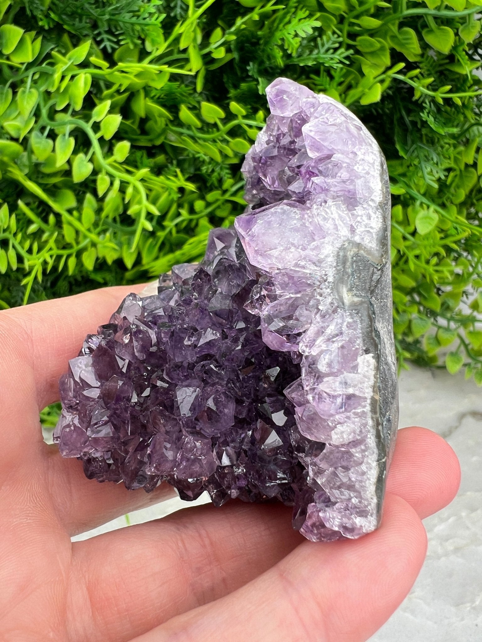Amethyst mit Calcit, Cluster-Schliff, Sockel (6 cm) von KEY LIME STORE