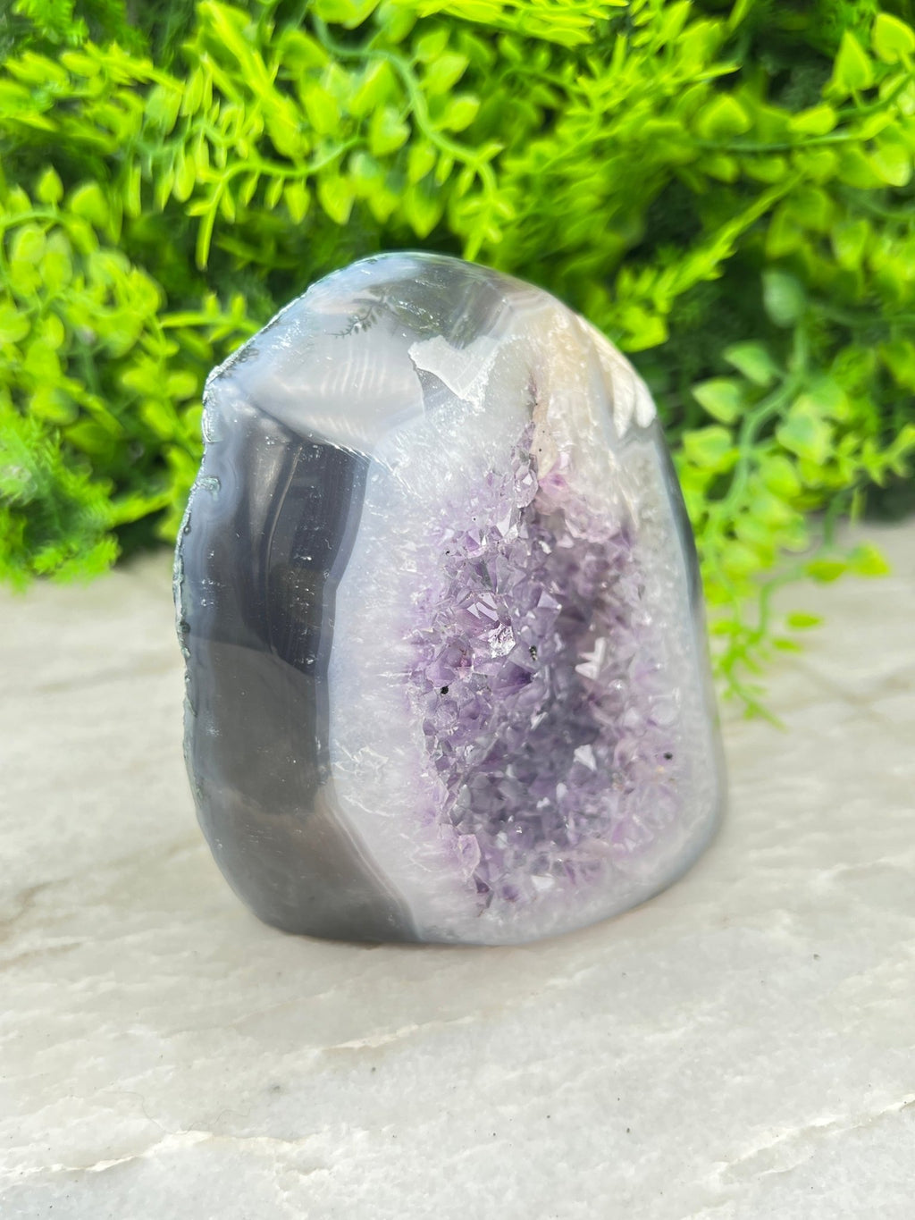 Amethyst mit Achat-Geode, geschliffener Sockel (678 Gramm) von KEY LIME STORE