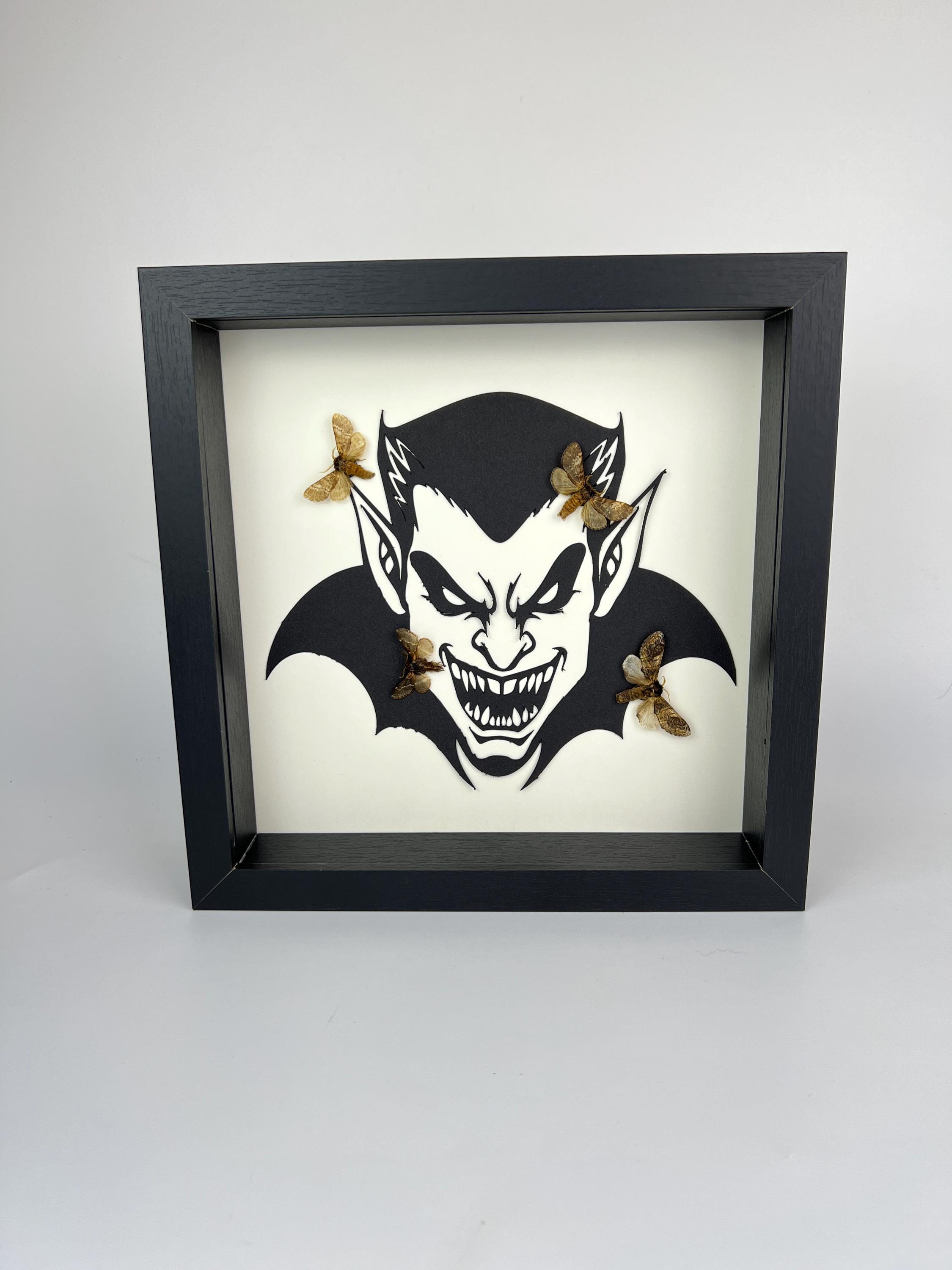 Motten op vampier print in lijst