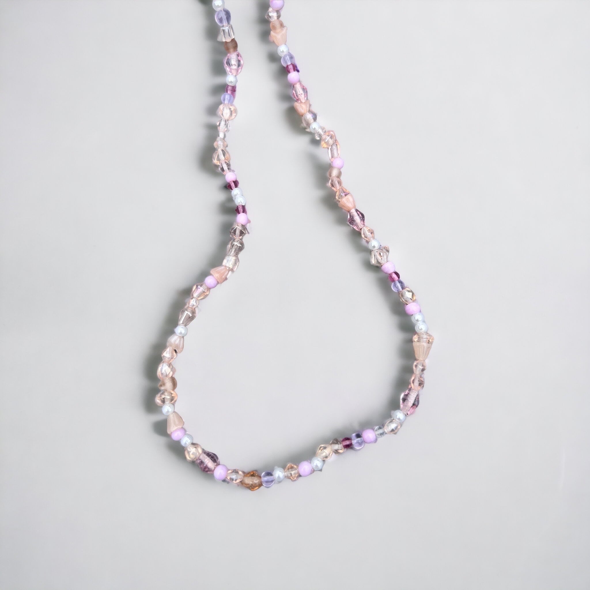 Lila, weiße, rosa, perlenbesetzte, goldene Halskette