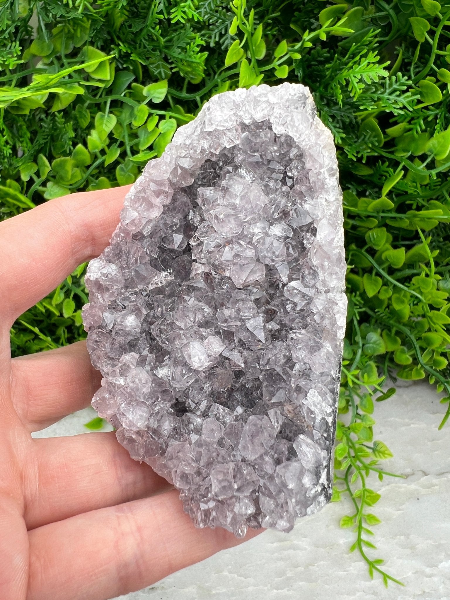 Amethyst-Cluster-Schliff, Sockel (7 cm) von KEY LIME STORE