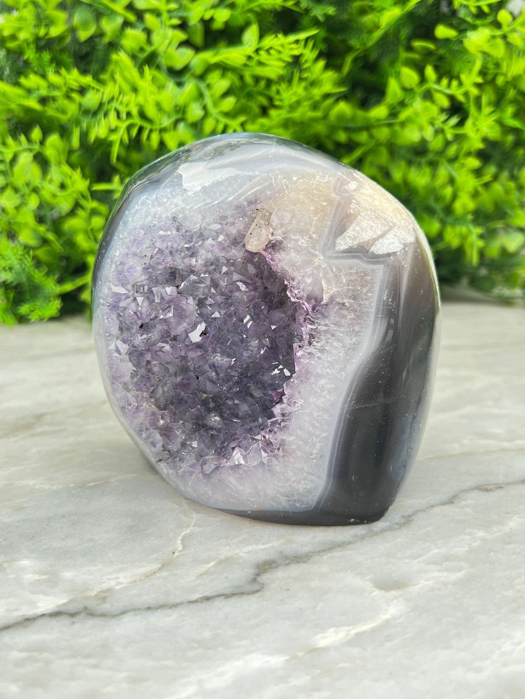 Amethyst mit Achat-Geode, geschliffener Sockel (678 Gramm) von KEY LIME STORE