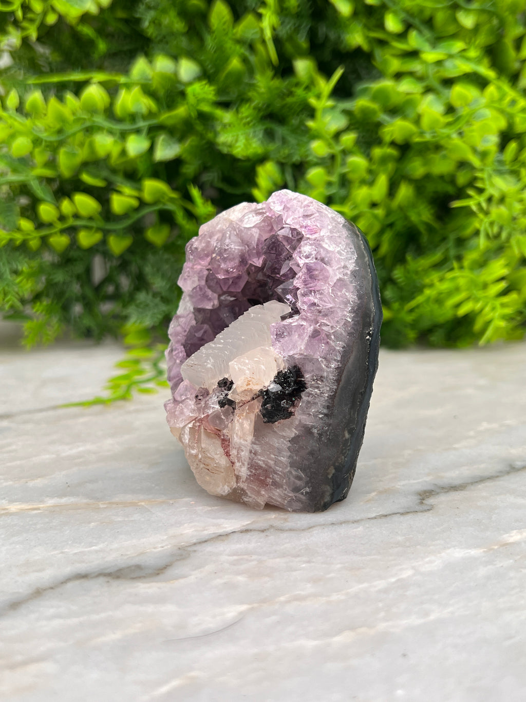 Amethist cluster met calciet