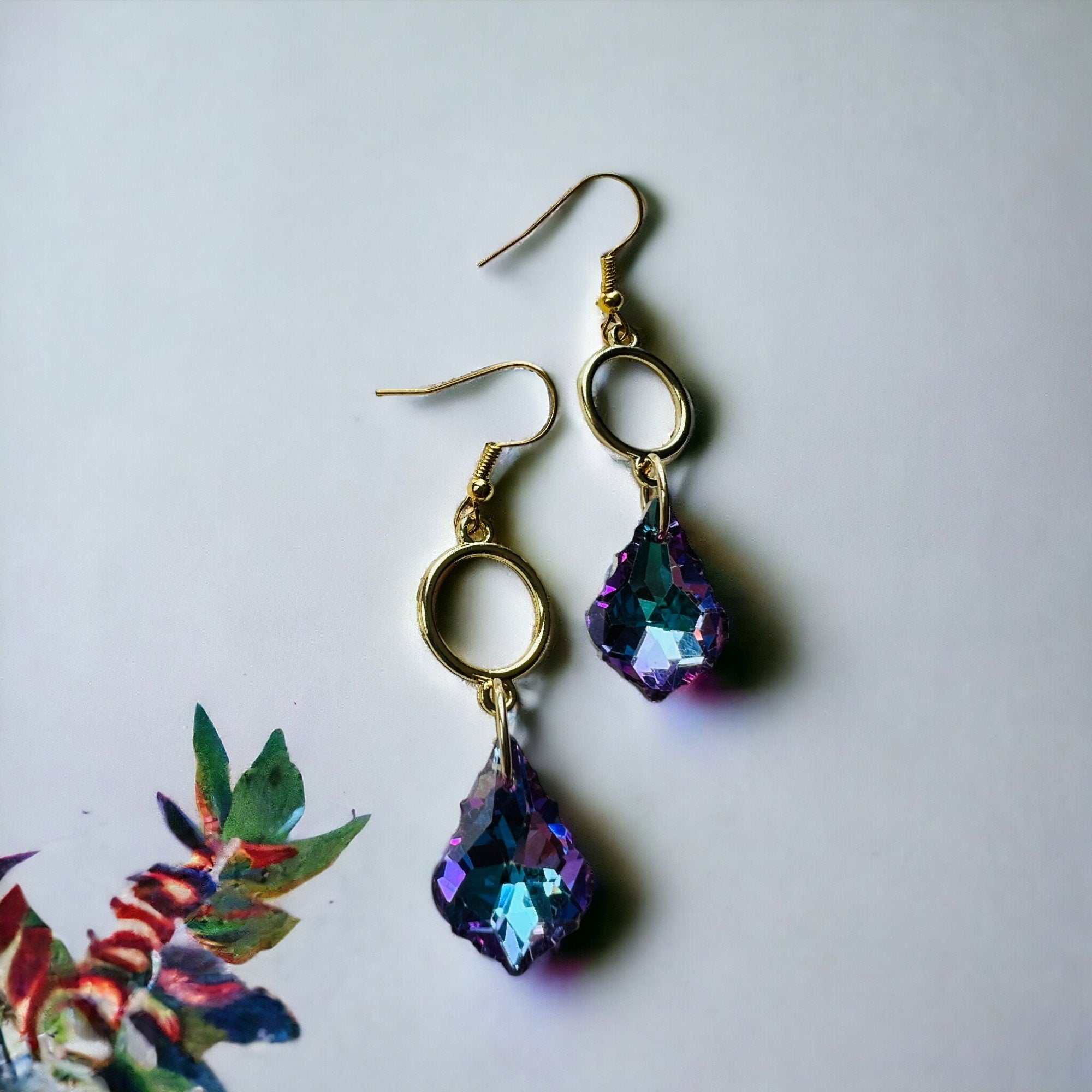 Boucles d'oreilles pendantes bleu violet et dorées