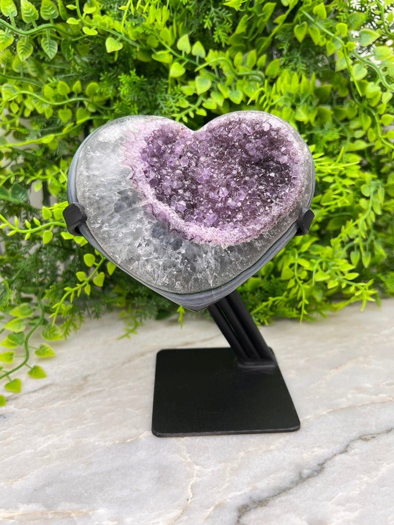 Amethist op Agaat hart op standaard by KEY LIME STORE