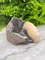 Grijze Amethist met Calciet cut base by KEY LIME STORE