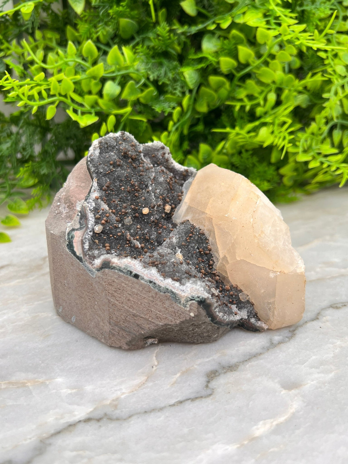 Grijze Amethist met Calciet cut base by KEY LIME STORE