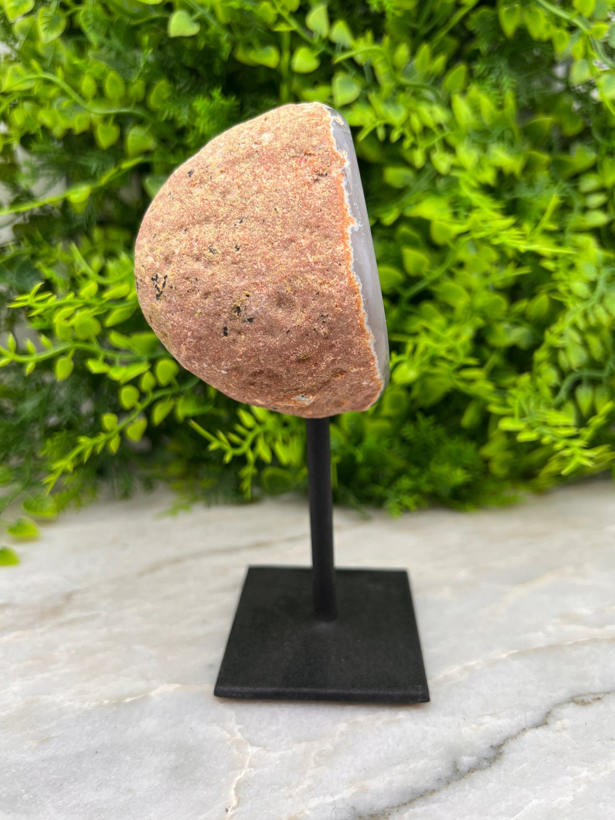 Agaat op standaard by KEY LIME STORE