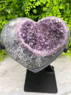 Amethist op Agaat hart op standaard by KEY LIME STORE