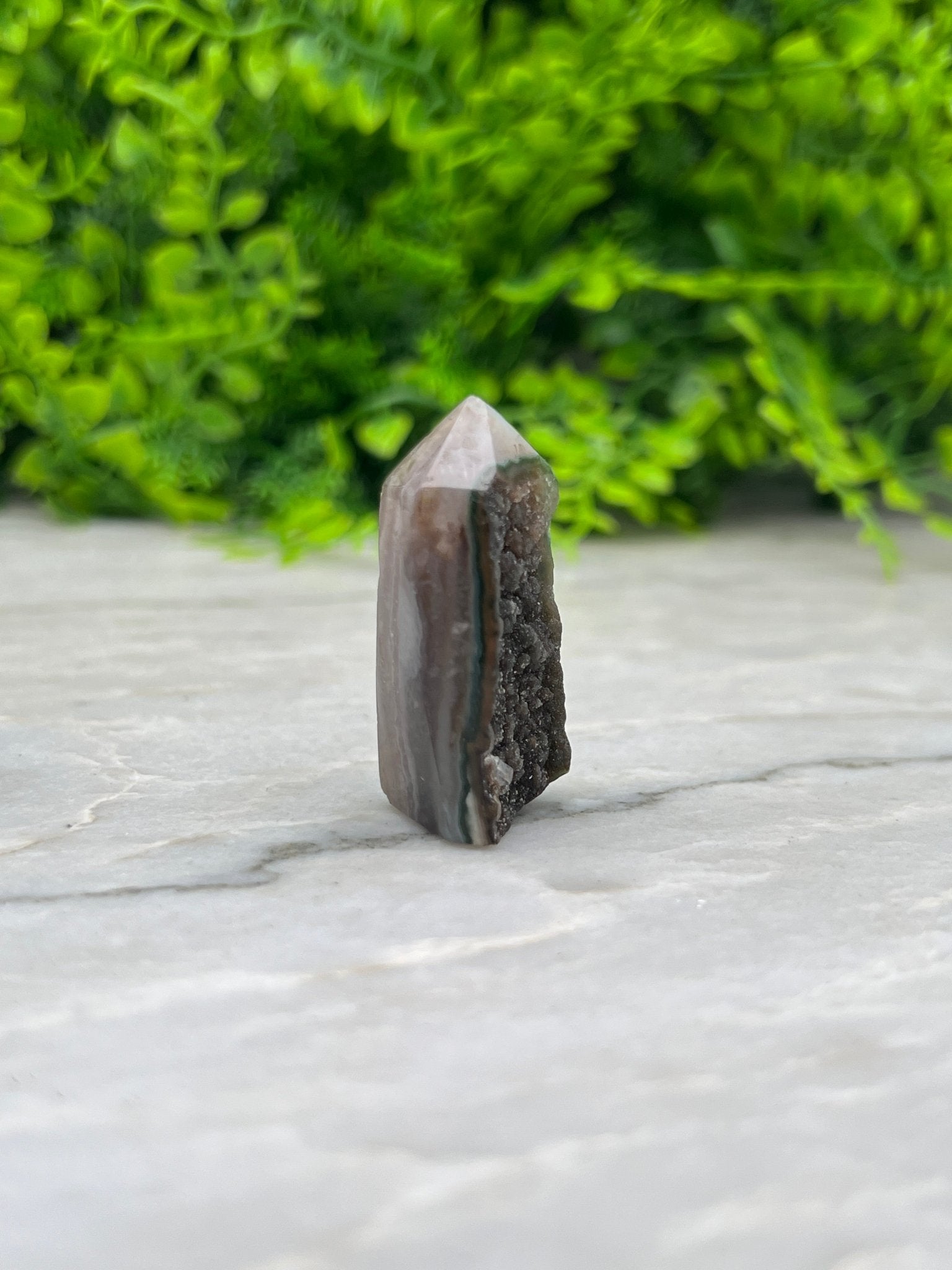 Amethyst-Cluster mit Turmform und geschliffenem Sockel von KEY LIME STORE