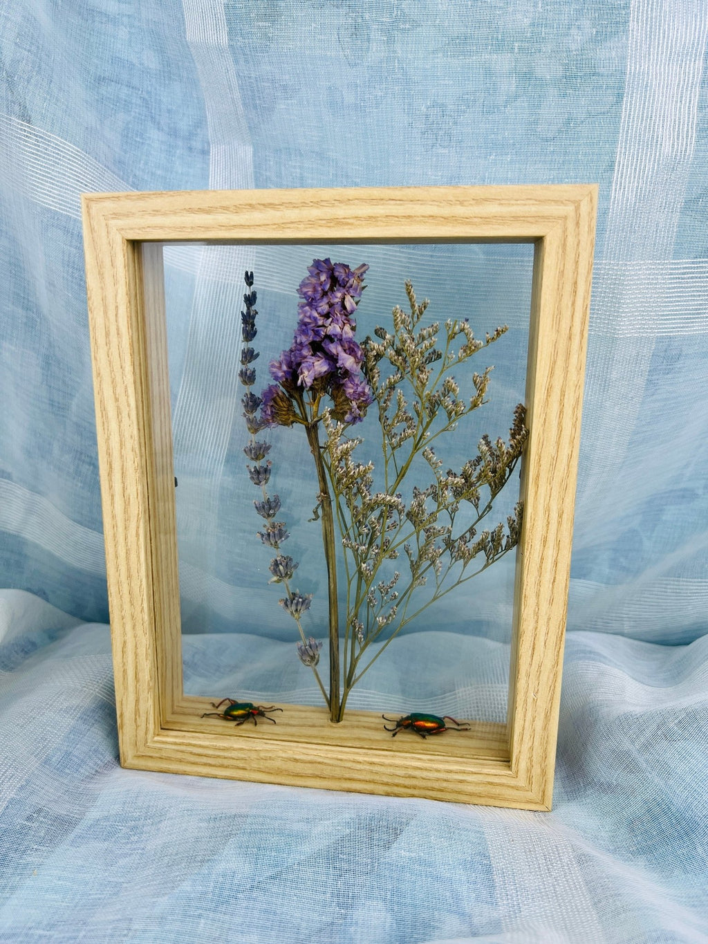 Doppelverglasung mit Holzrahmen, verziert mit Käfern und Trockenblumen von KEY LIME STORE