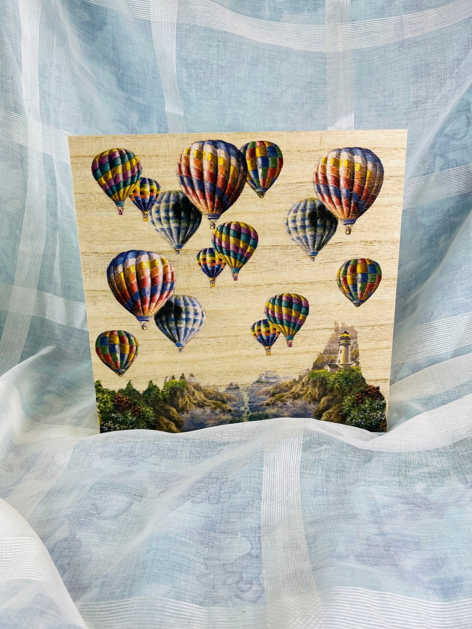 Verspielte Schmuckschatulle aus Holz mit Heißluftballons – handgefertigte Landschaft von KEY LIME STORE