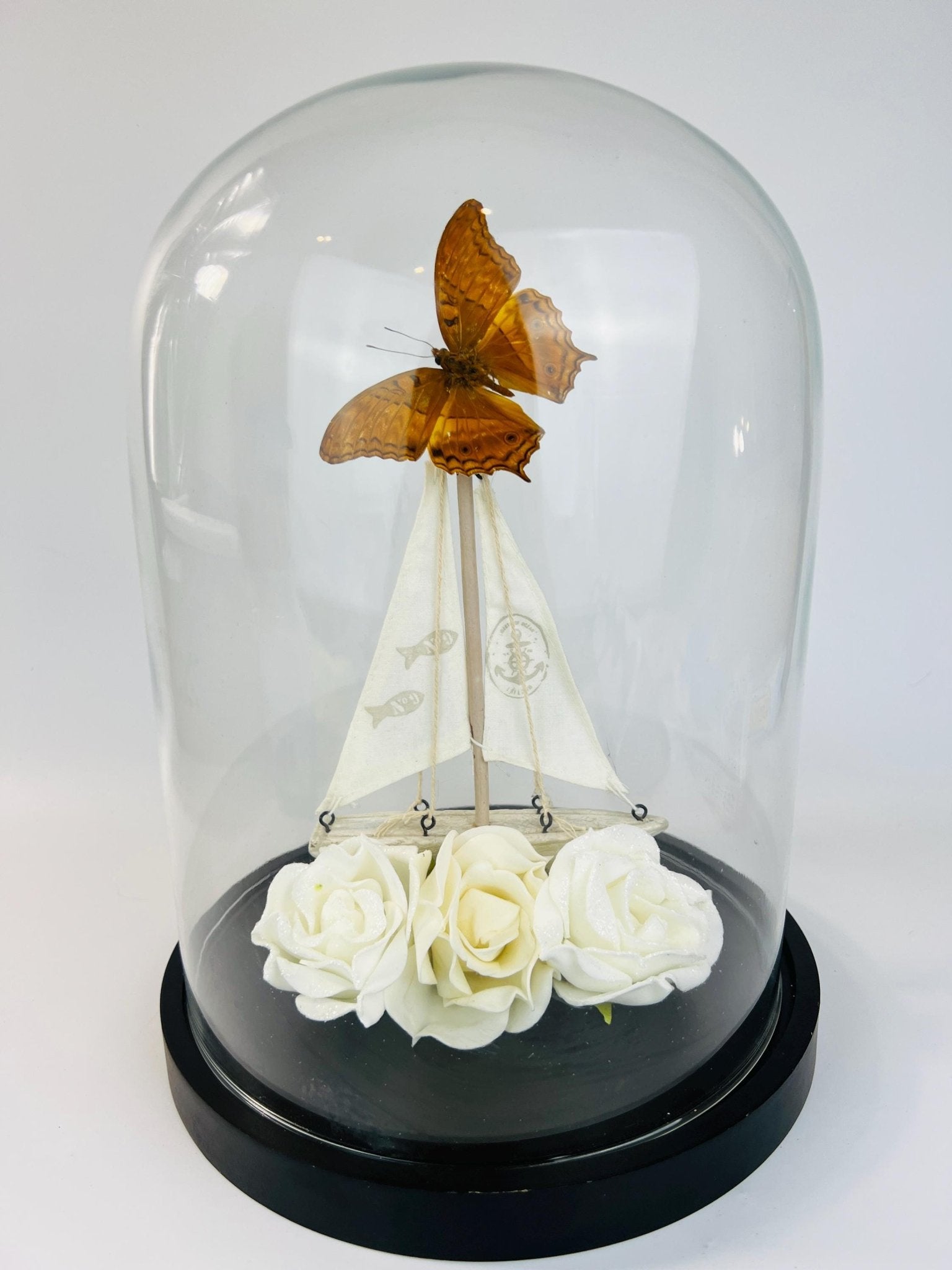 Vindula Dejone mit Boot und Rosen in einer Glasglocke von KEY LIME STORE