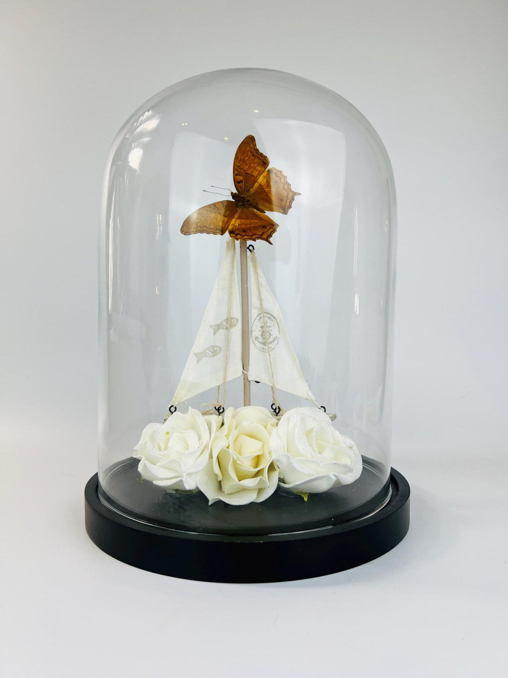 Vindula Dejone mit Boot und Rosen in einer Glasglocke von KEY LIME STORE
