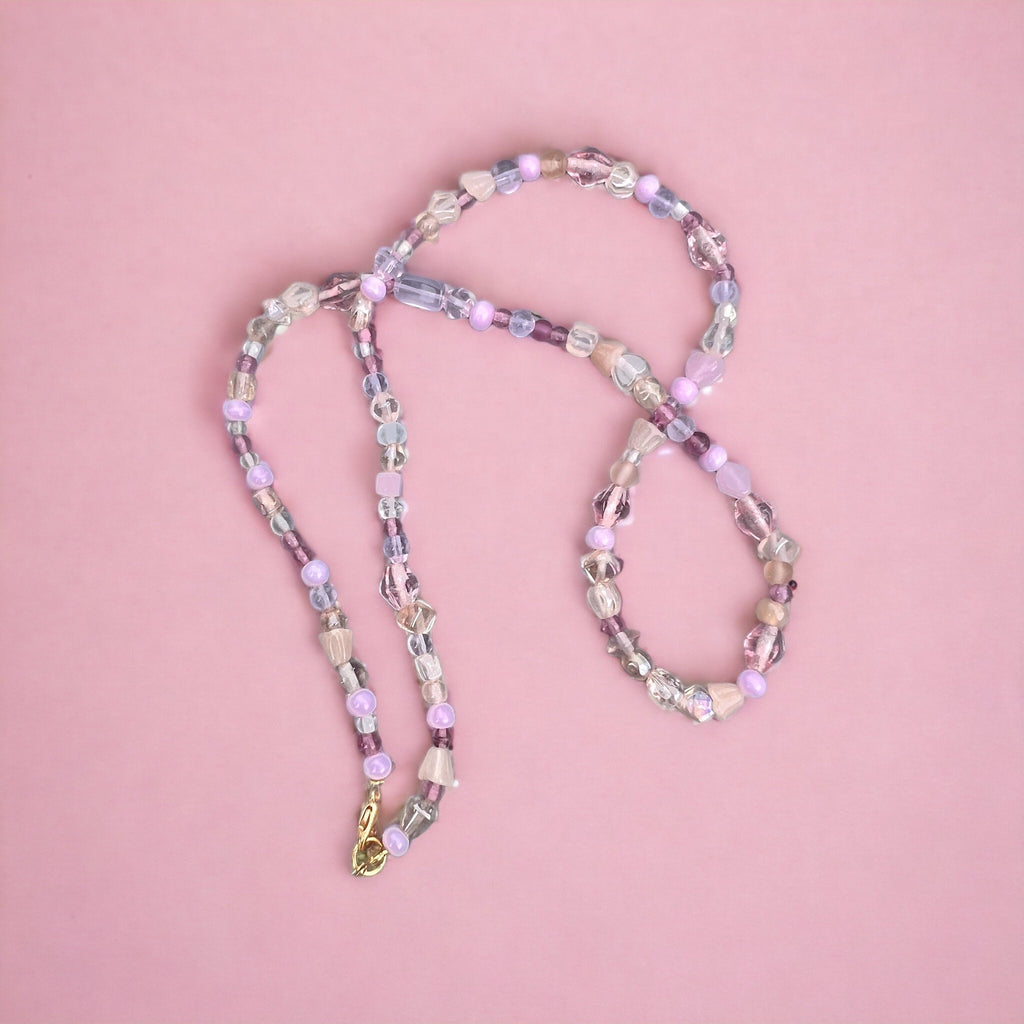 Halskette mit Perlen in Lila, Weiß, Rosa und Gold von KEY LIME STORE