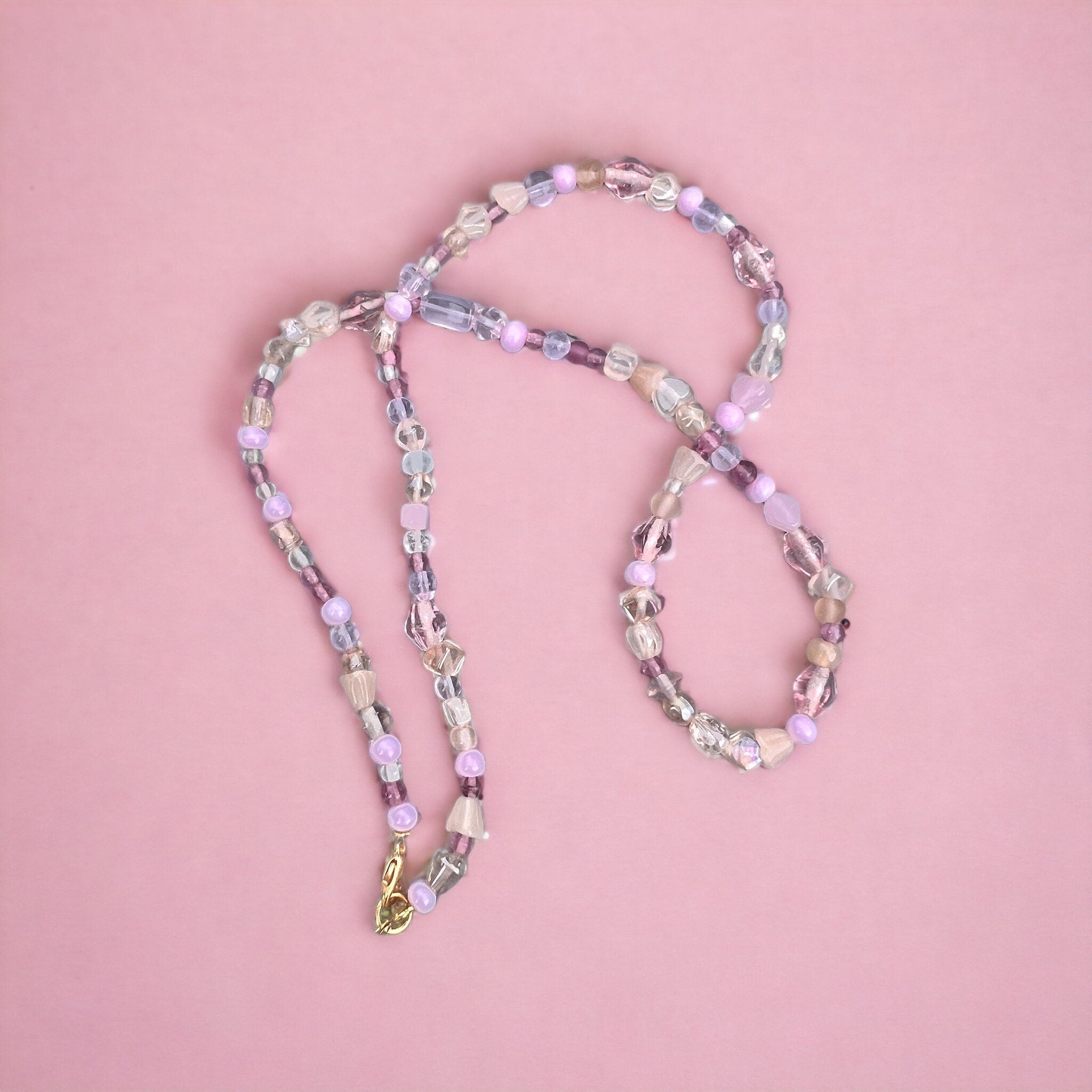 Halskette mit Perlen in Lila, Weiß, Rosa und Gold