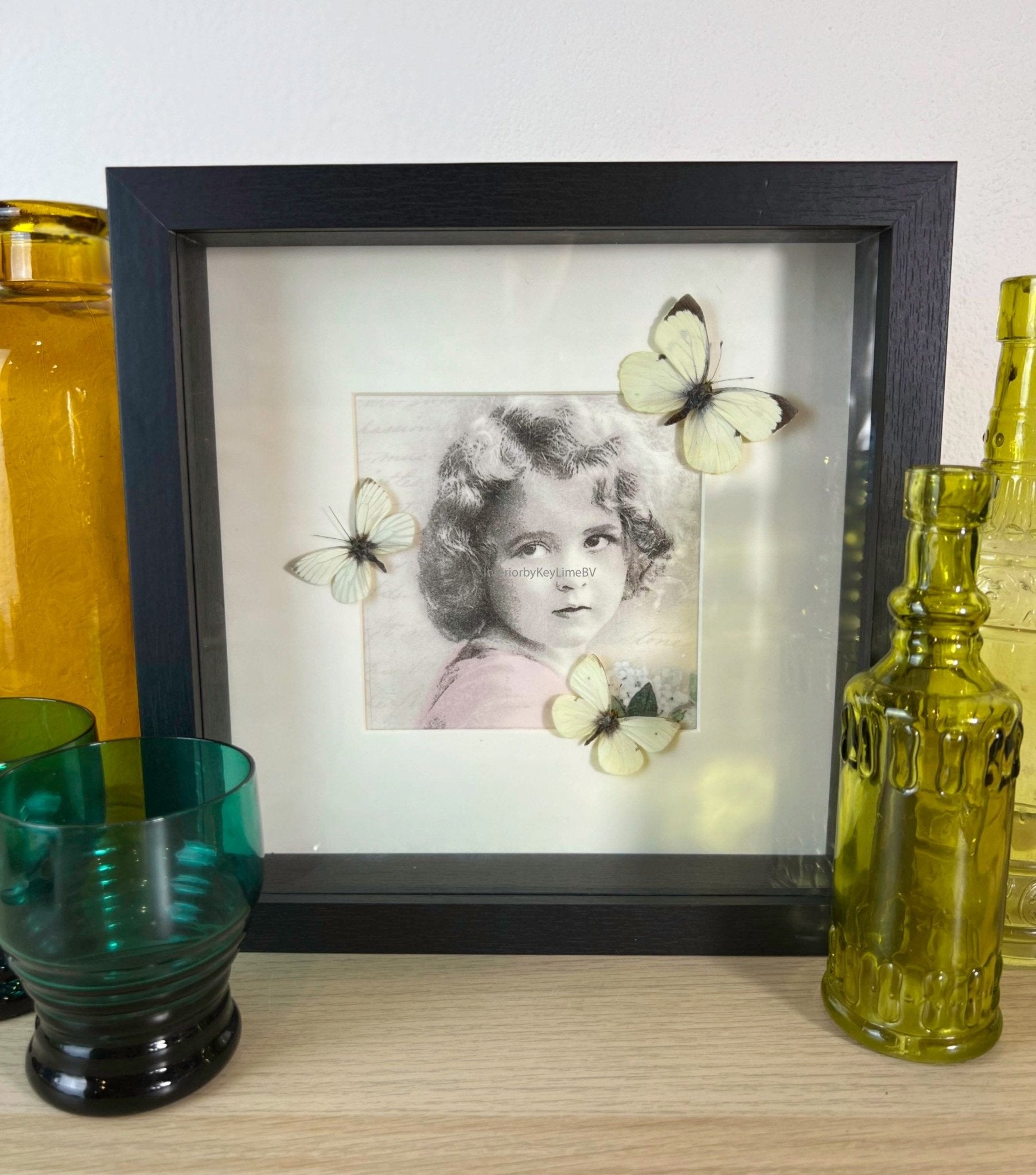 Weiße Schmetterlinge auf Vintage-Druck in einem Rahmen von KEY LIME STORE