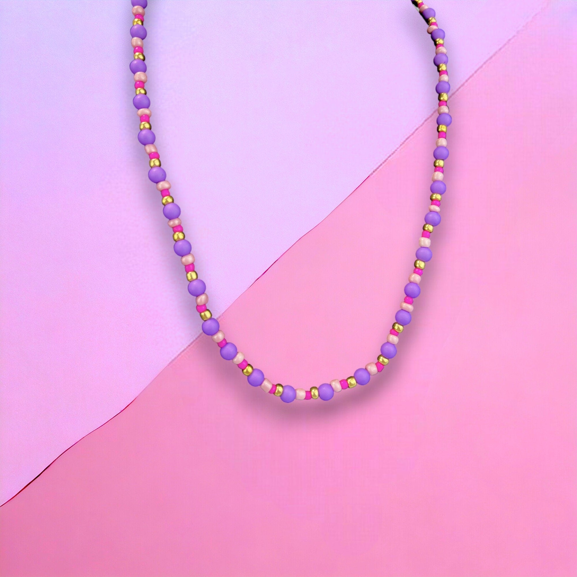 Handgefertigte Halskette in Lila, Rosa und Gold – inklusive Geschenkverpackung
