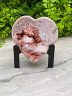 Roze Amethist hart op standaard by KEY LIME STORE
