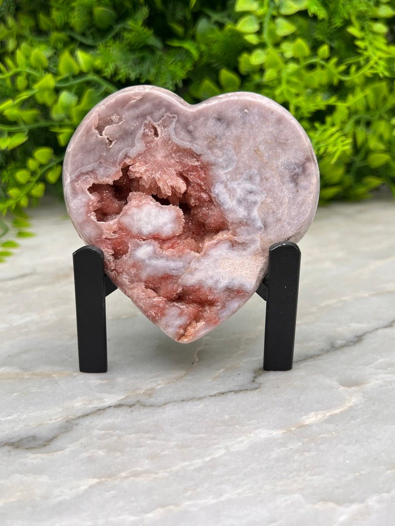 Roze Amethist hart op standaard by KEY LIME STORE