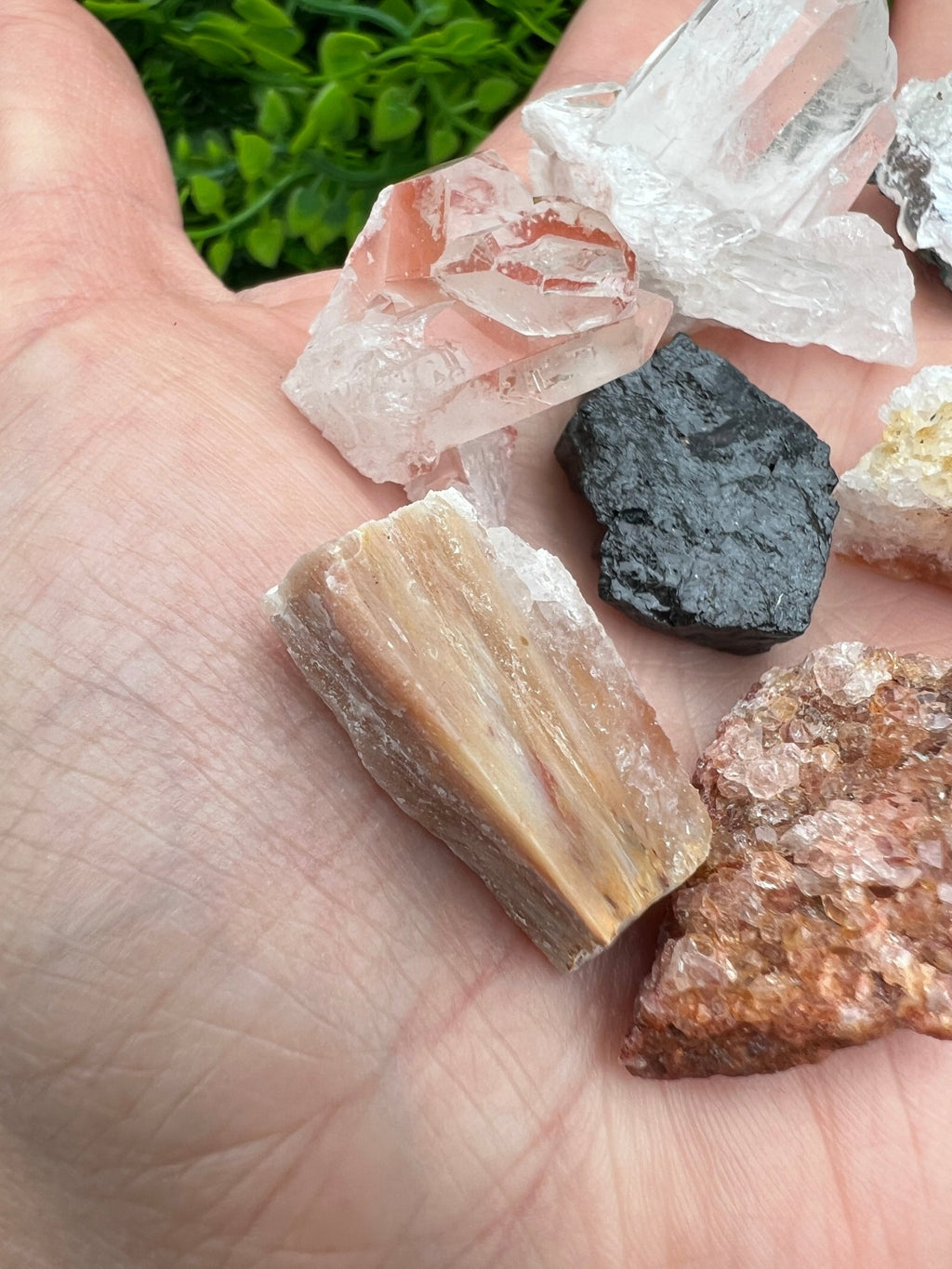 Set aus Rohsteinen (Amethyst, schwarzer Turmalin, Sagenit-Achat, rosa Amethyst, Hämatitquarz, Citrin von KEY LIME STORE