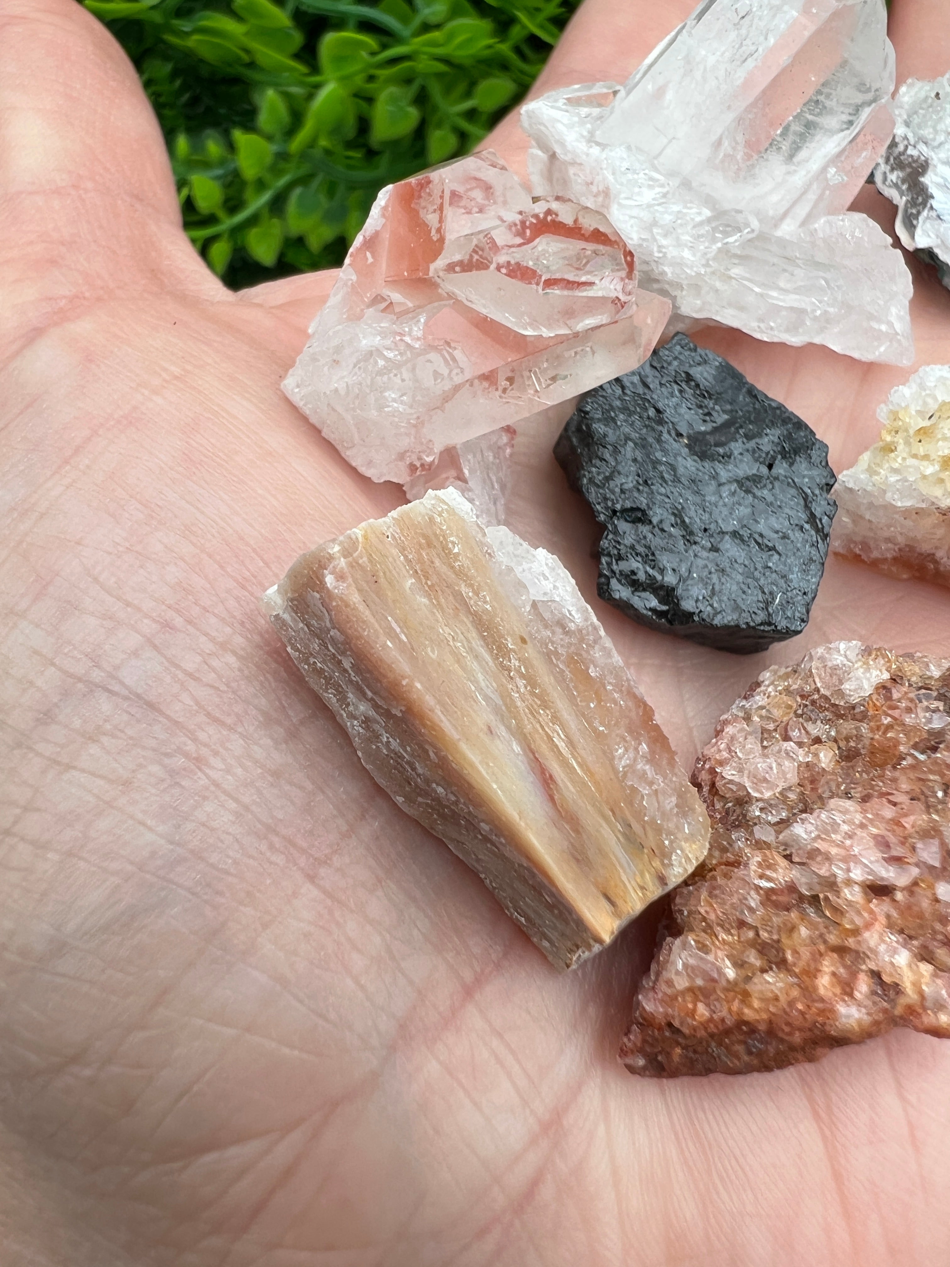 Set ruwe stenen (Amethist, zwarte Toermalijn, Sageniet Agaat, roze Ametist, Hematoïde kwarts, Citrien