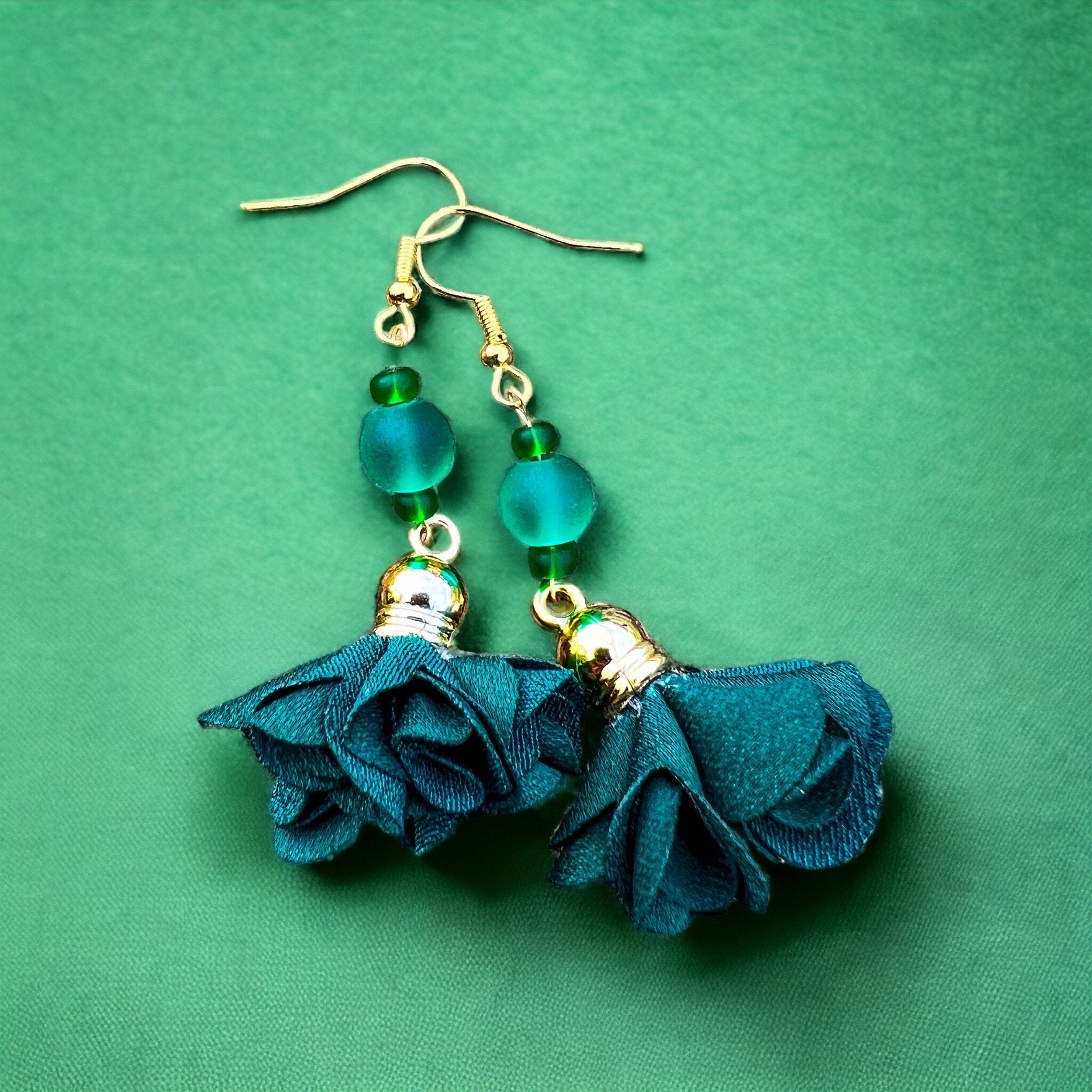 Grüne Stoff-Blumen-Ohrringe mit grünen Perlen und goldenem Anhänger