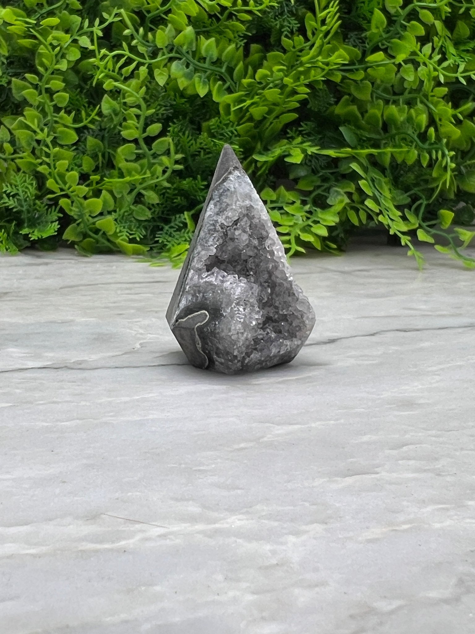 Grauer Amethyst im Diamantschliff, Basis von KEY LIME STORE
