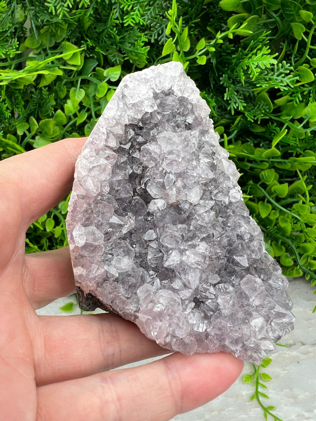 Amethyst-Cluster-Schliff, Sockel (7 cm) von KEY LIME STORE