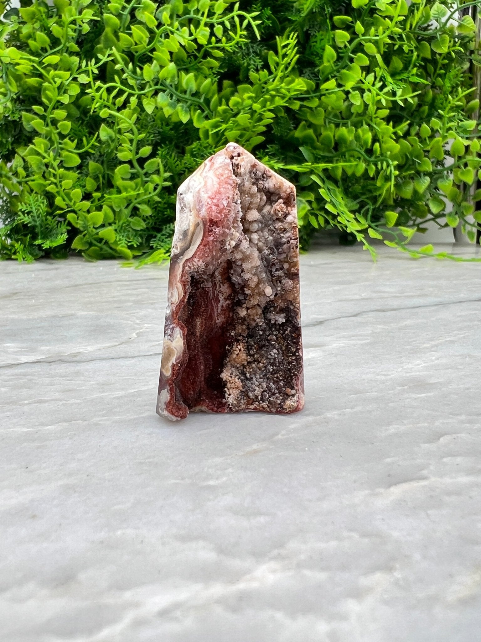 Türmchen mit Sockel aus geschliffenem Amethyst-Achat von KEY LIME STORE