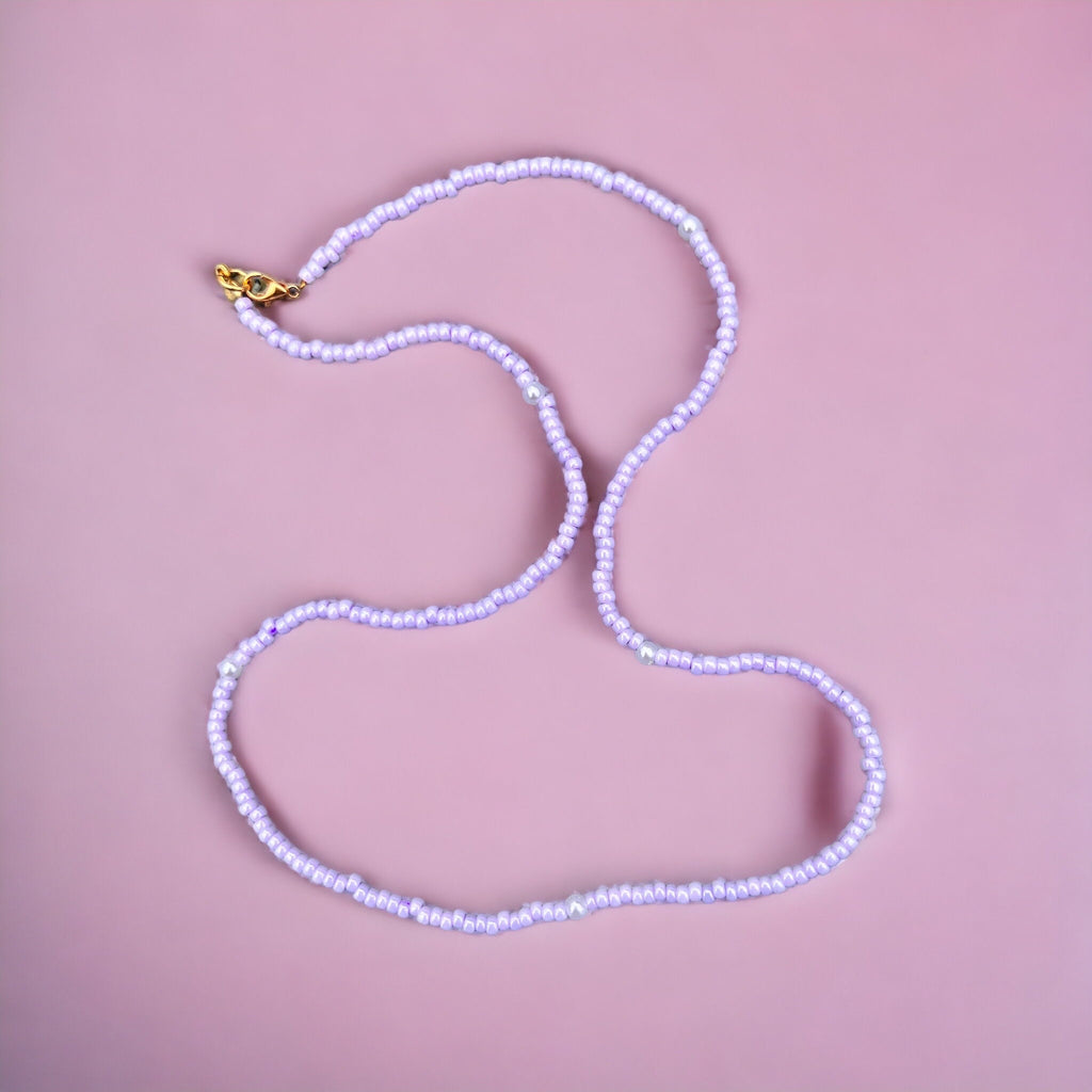 Halskette aus lila Glasperlen und Perlen von KEY LIME STORE