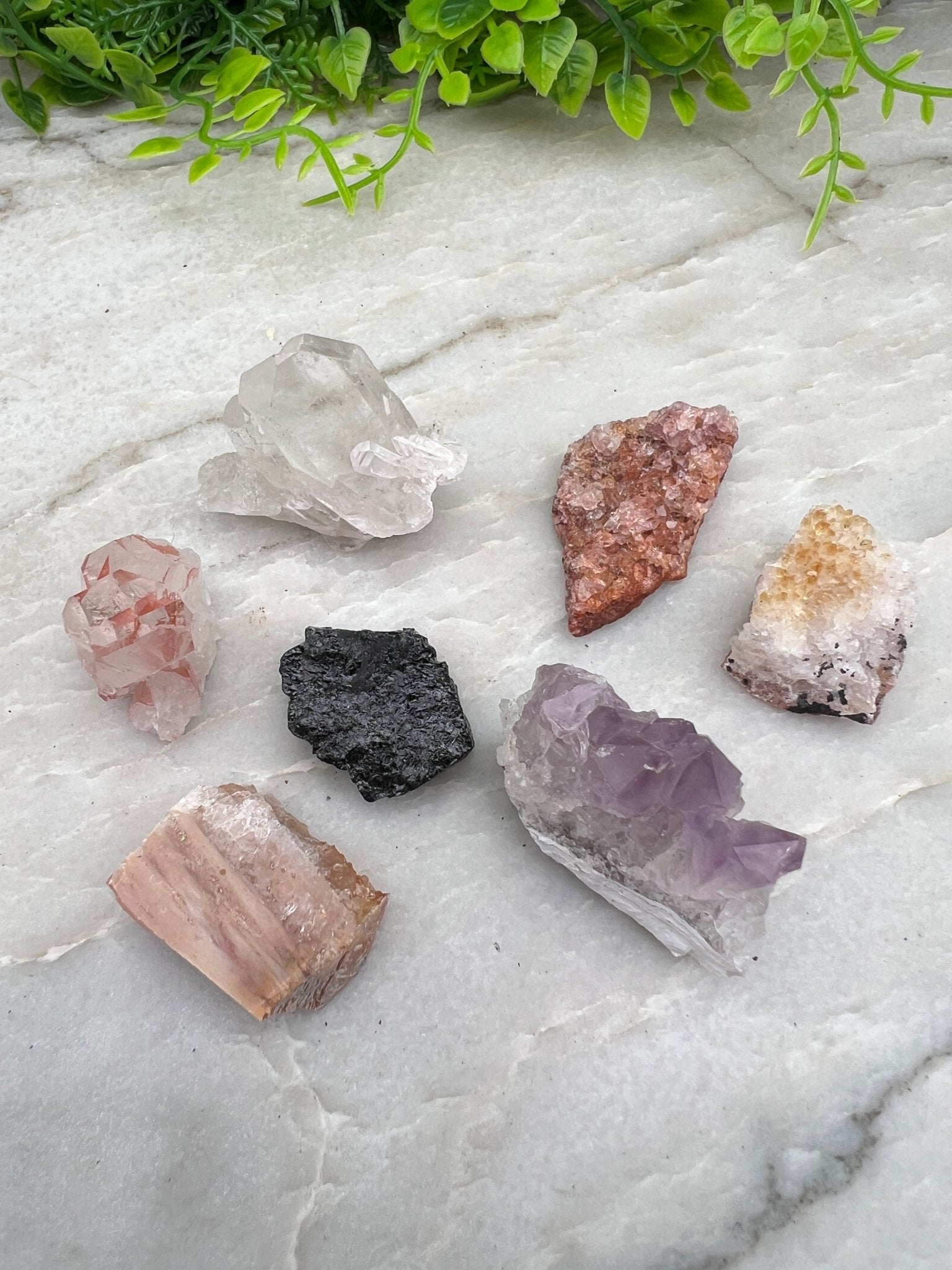 Set aus Rohsteinen (Amethyst, schwarzer Turmalin, Sagenit-Achat, rosa Amethyst, Hämatitquarz, Citrin von KEY LIME STORE