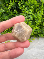 Grossulaar hexagon half ruw half gepolijst by KEY LIME STORE