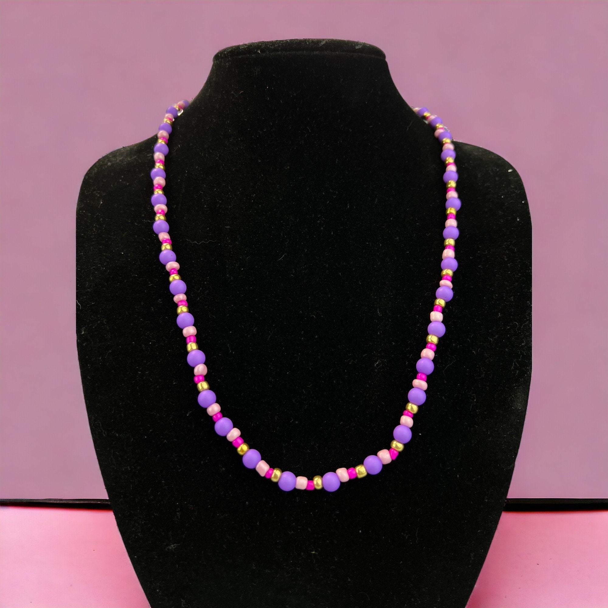Handgefertigte Halskette in Lila, Rosa und Gold – inklusive Geschenkverpackung