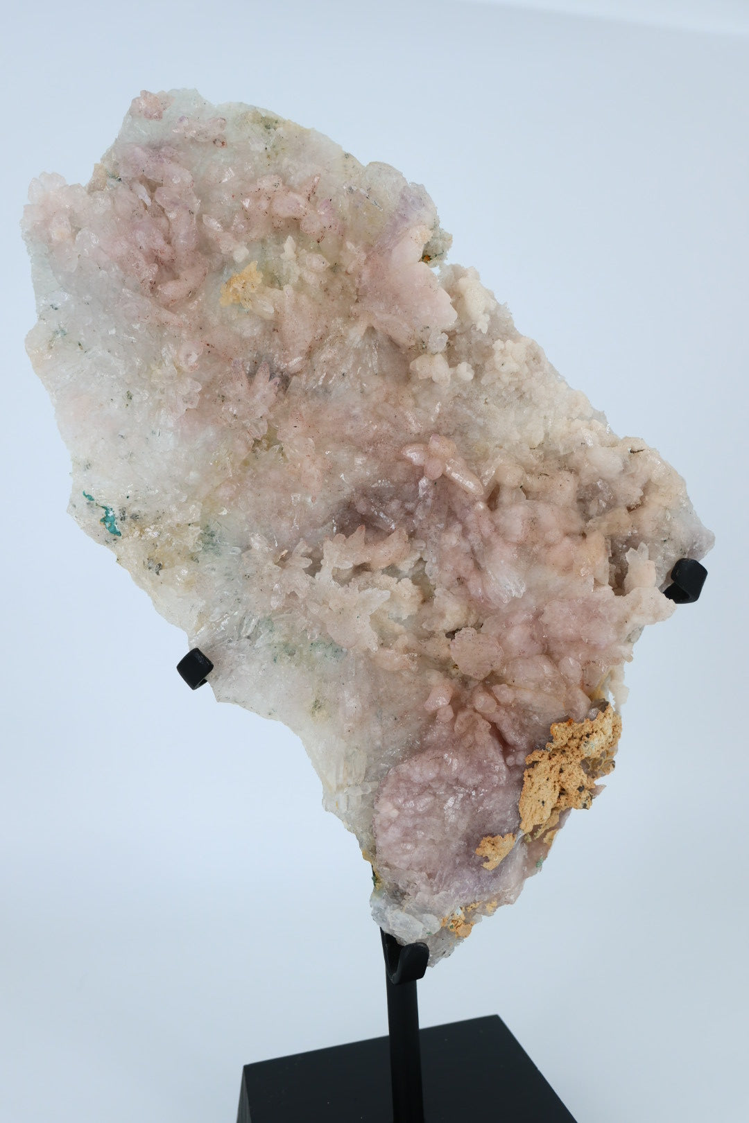 Roze stilbiet op kwarts – met metalen standaard