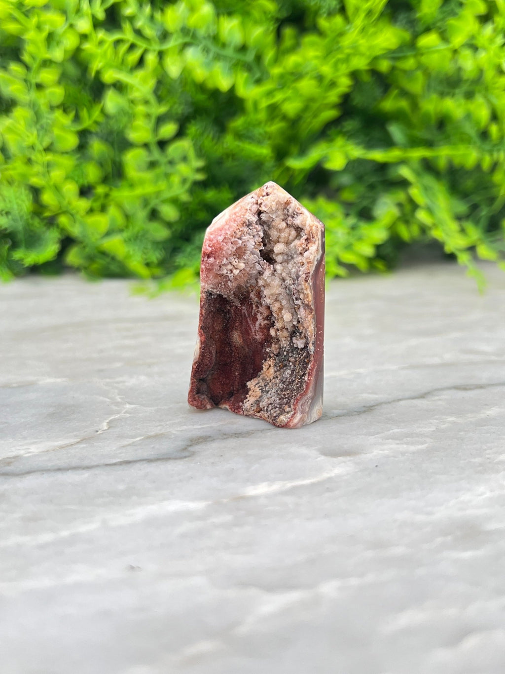 Türmchen mit Sockel aus geschliffenem Amethyst-Achat von KEY LIME STORE