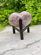 Roze Amethist hart op standaard by KEY LIME STORE