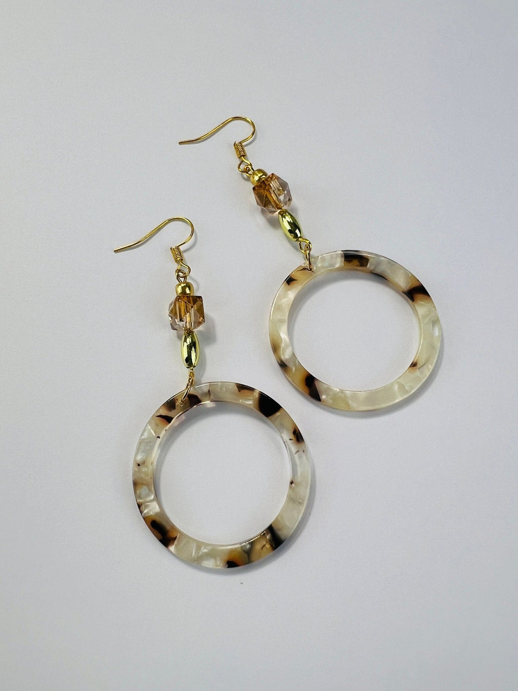 Leichte Ohrringe aus Gold mit Anhängern aus Harz von KEY LIME STORE