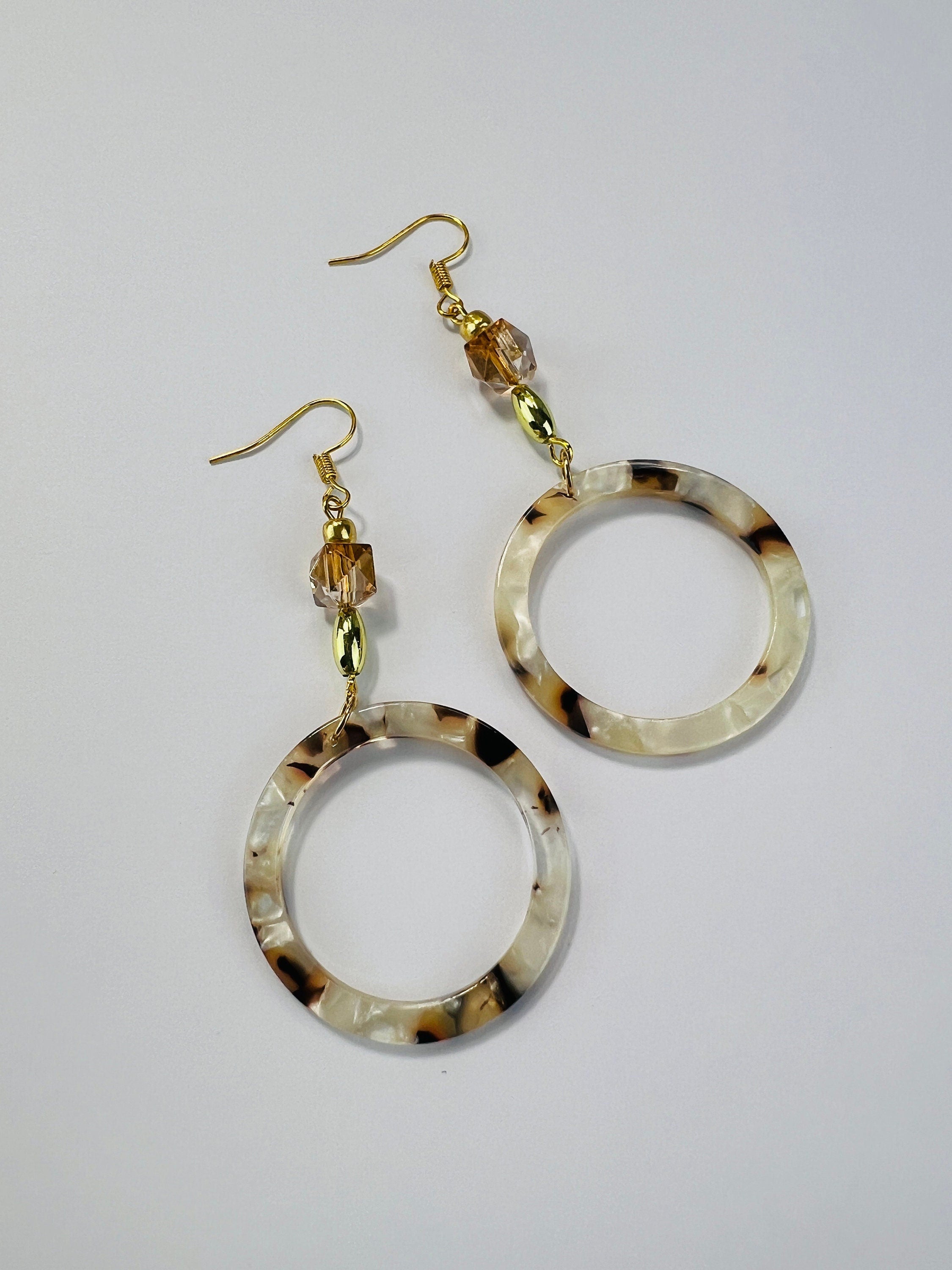 Boucles d'oreilles en or avec pendentifs légers en résine