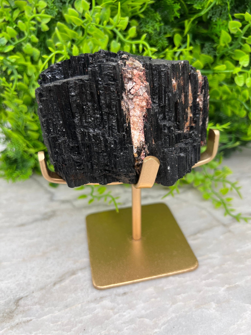 Schwarzer Turmalin auf goldenem Sockel (720 Gramm) von KEY LIME STORE