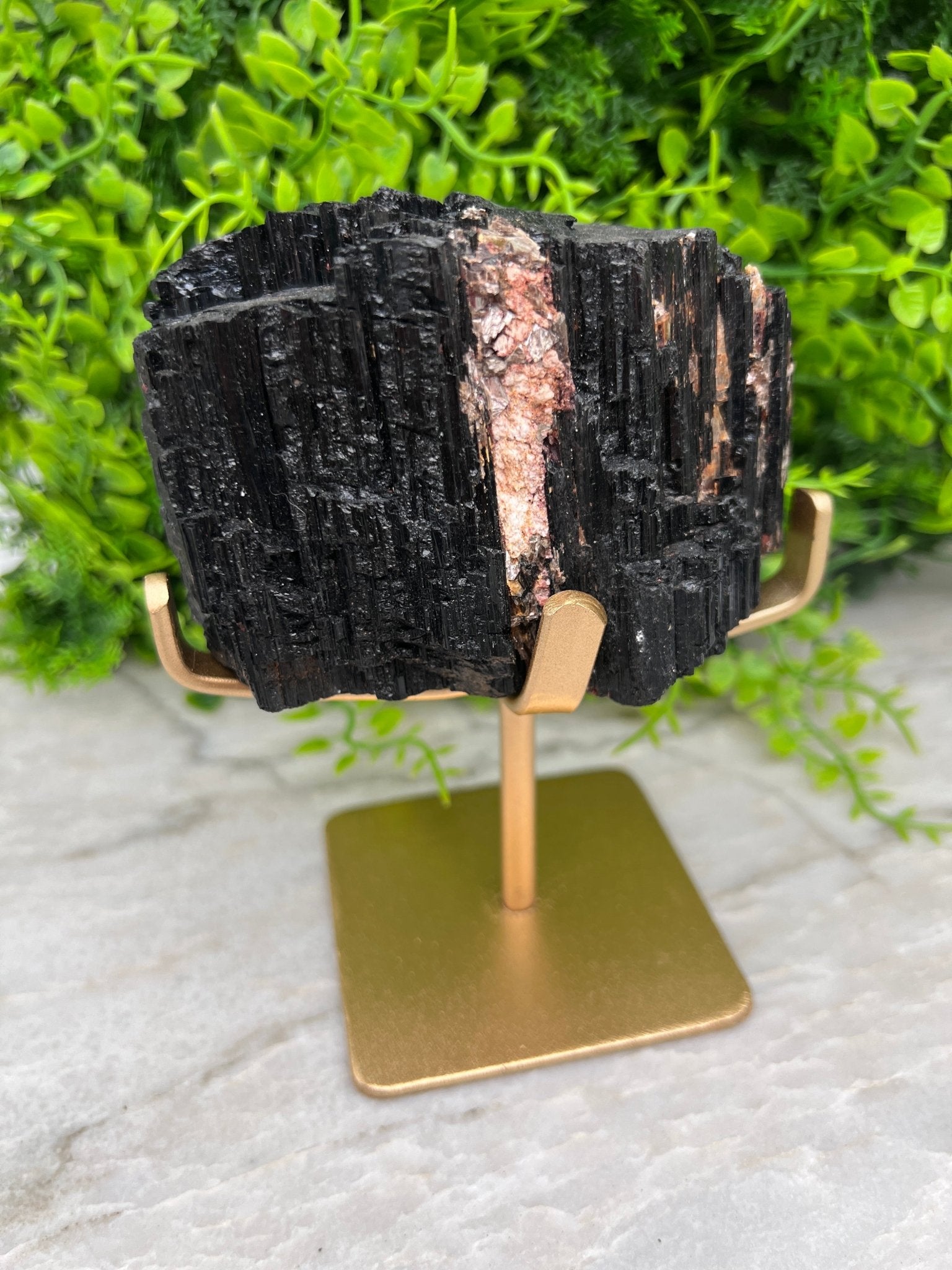 Schwarzer Turmalin auf goldenem Sockel (720 Gramm) von KEY LIME STORE