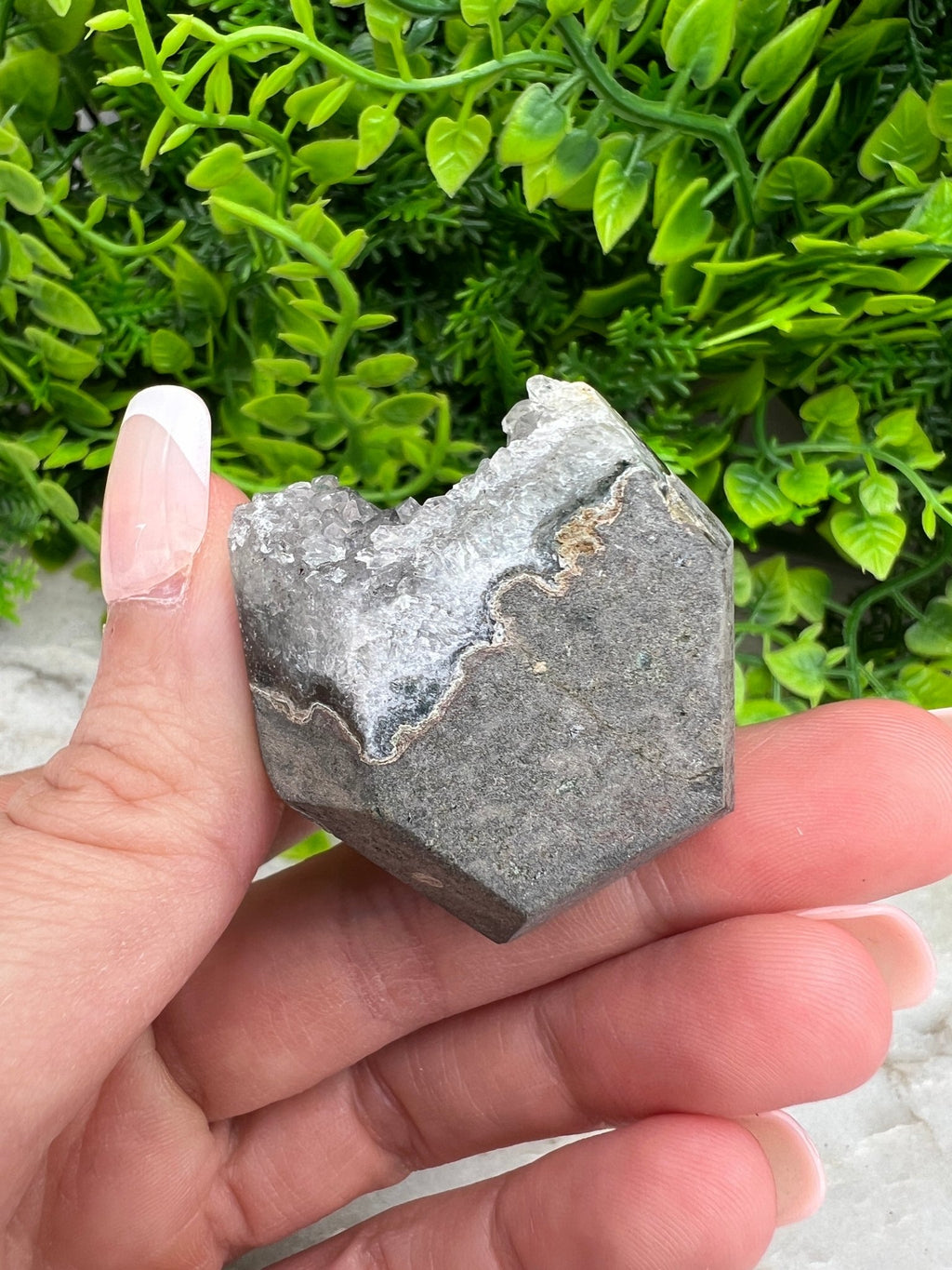 Grauer Amethyst im Diamantschliff, Basis von KEY LIME STORE