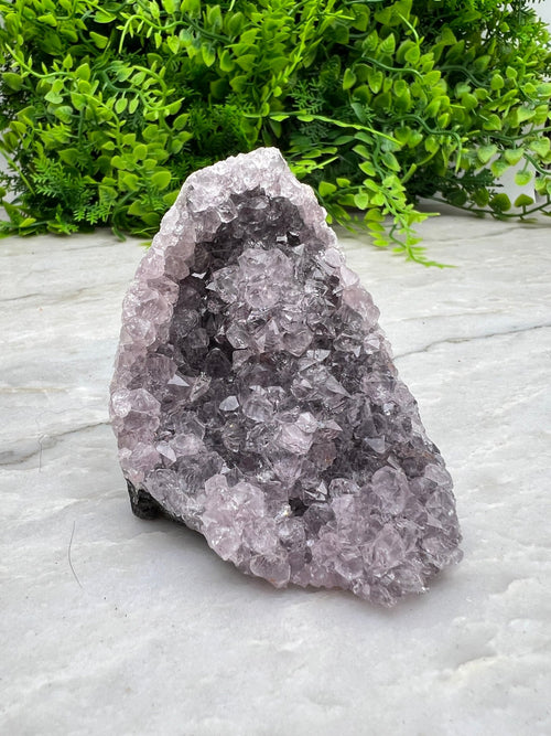 Amethyst-Cluster-Schliff, Sockel (7 cm) von KEY LIME STORE